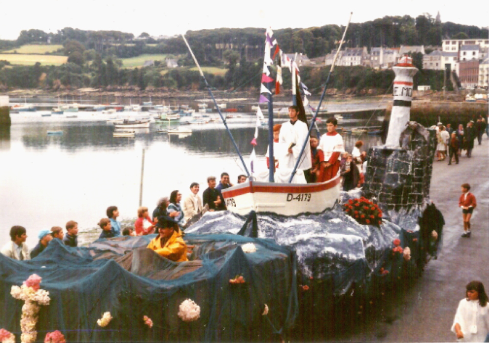 Source : Collection personnelle de Françoise Quinquis.Sur le port du Rosmeur, le canot participe à la Fête des Mouettes.