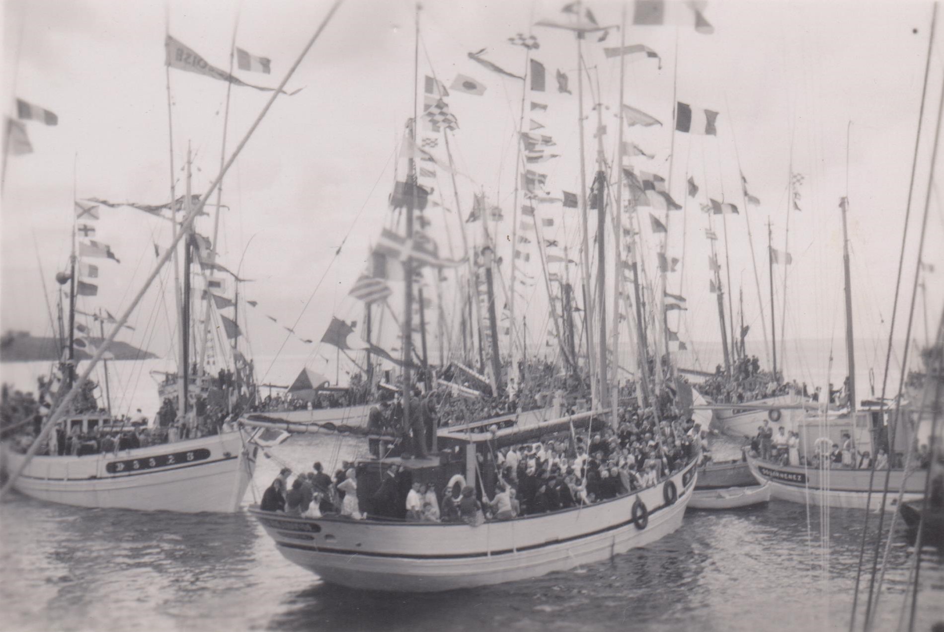 Source : Collection Bernard Gourlaouen - Bénédiction de la mer en Juillet 1950 : au premier plan, au centre, le malamok "La Vagabonde", DZ 3693