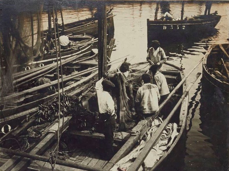 Source : Gallica - BnF - Communiqué par Emmanuel Kerloc'h - A l'arrière-plan, à droite, la chaloupe "Hippolyte", D 352, vers 1900-1902