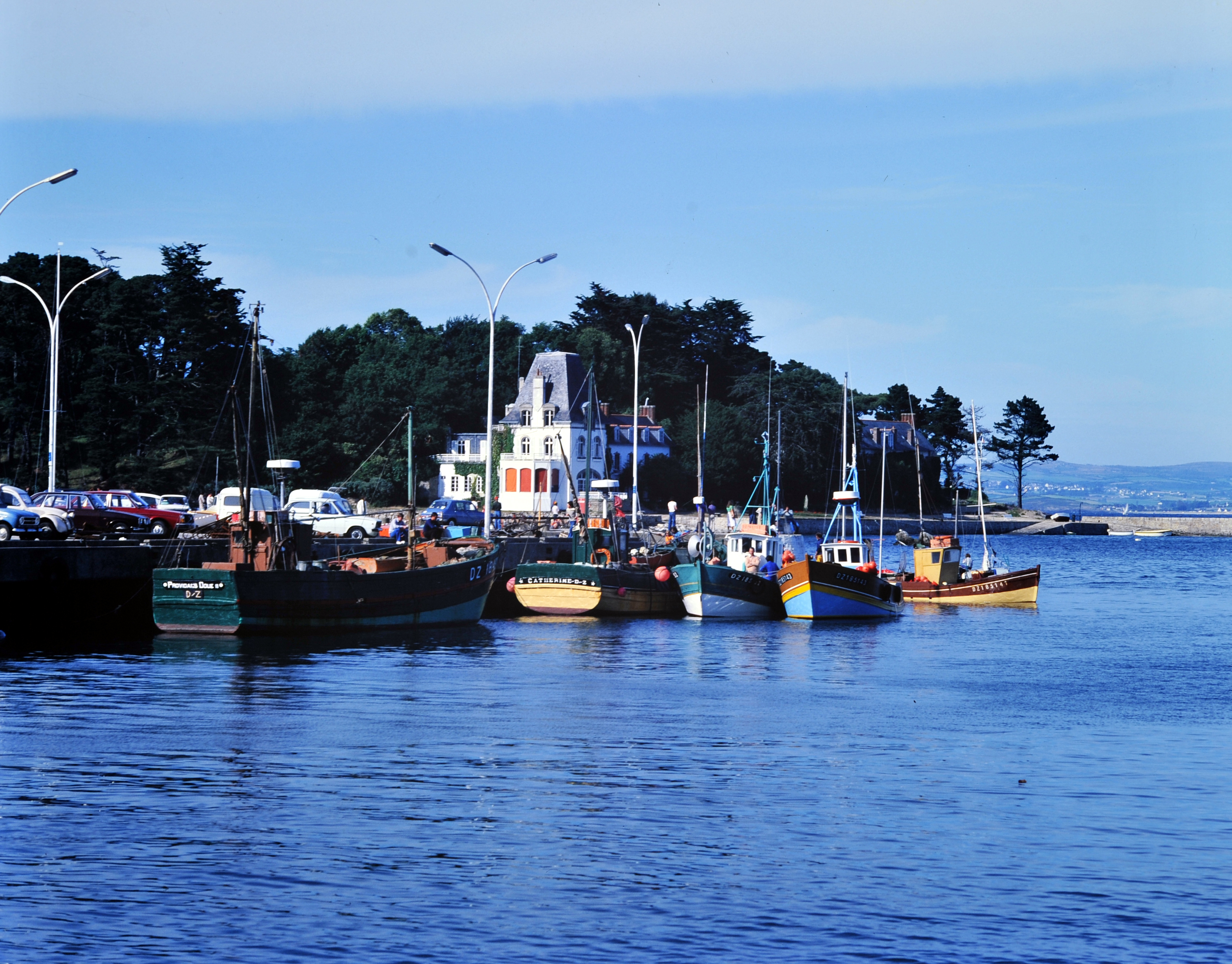 Source : Archives Départementales du Finistère - Fonds Caoudal - Photographies des éditions YCA - Troisième bateau à partir de la droite, le fileyeur "Bugalé Ar Mor", DZ 185152