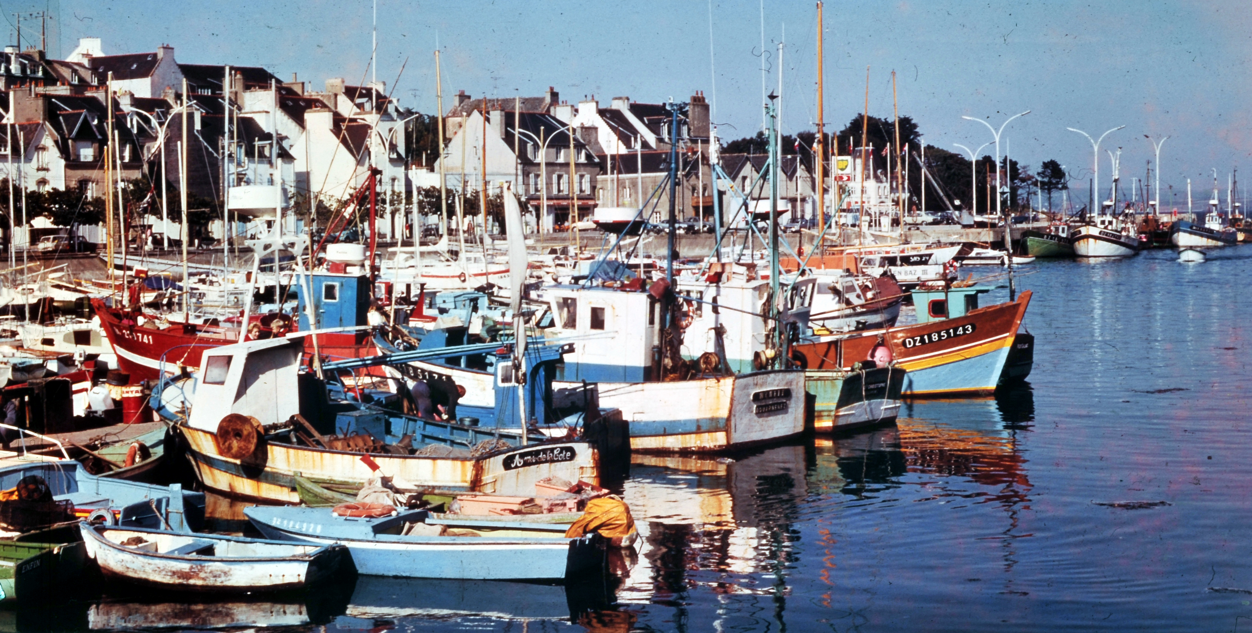 Source : Archives Départementales du Finistère - Fonds Caoudal - Photographies des éditions YCA - Au centre, le canot "Menhir", DZ 4206, puis DZ 185171 - Année 1978
