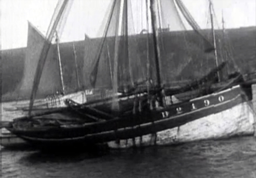 Source : collection personnelle de Jean-Jacques Le Lons (image extraite d'un film de 1928).Le Christophe Colomb à Camaret.