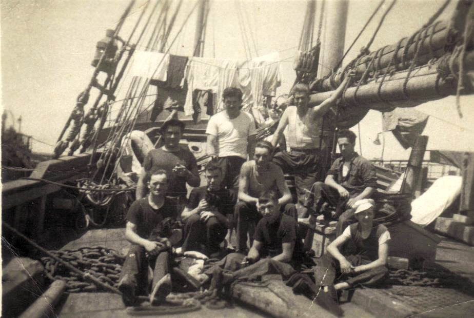 Source : Collection personnelle de Jean-Louis Richard.L’équipage de l’Yvonne. Au premier plan, à gauche, Henri Caroff.Photographié sans doute en cale sèche.