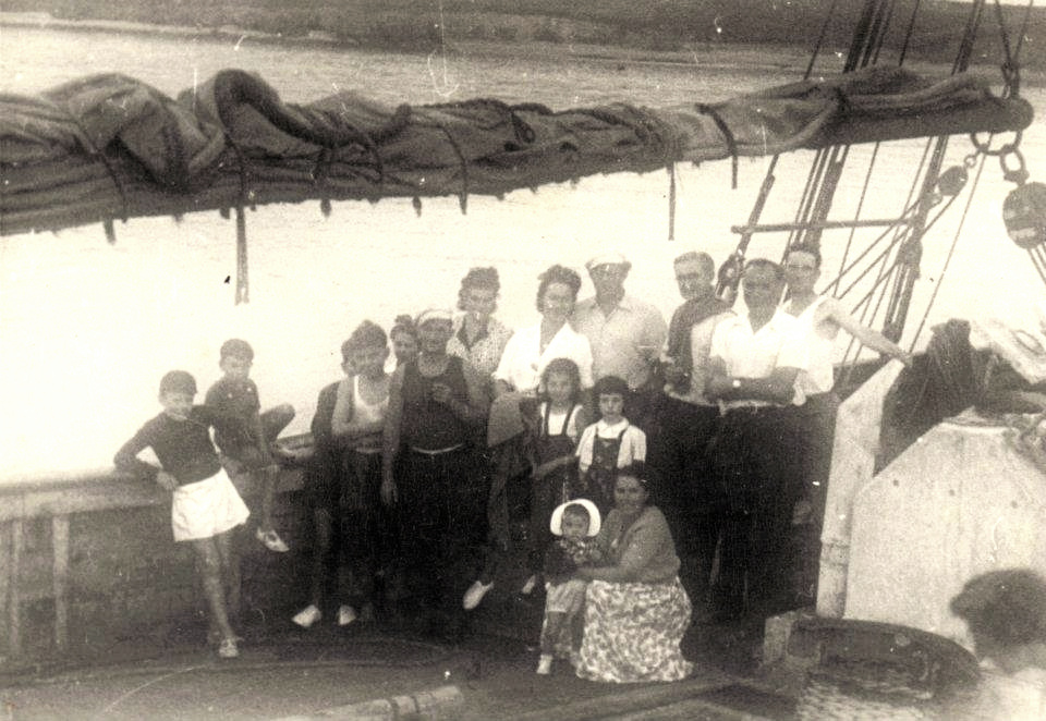 Source : Collection personnelle de Jean-Louis Richard.Une partie de l'équipage et leur famille, avant départ en campagne ; Henri Caroff, à gauche en marcel,  et derrière lui, son épouse.