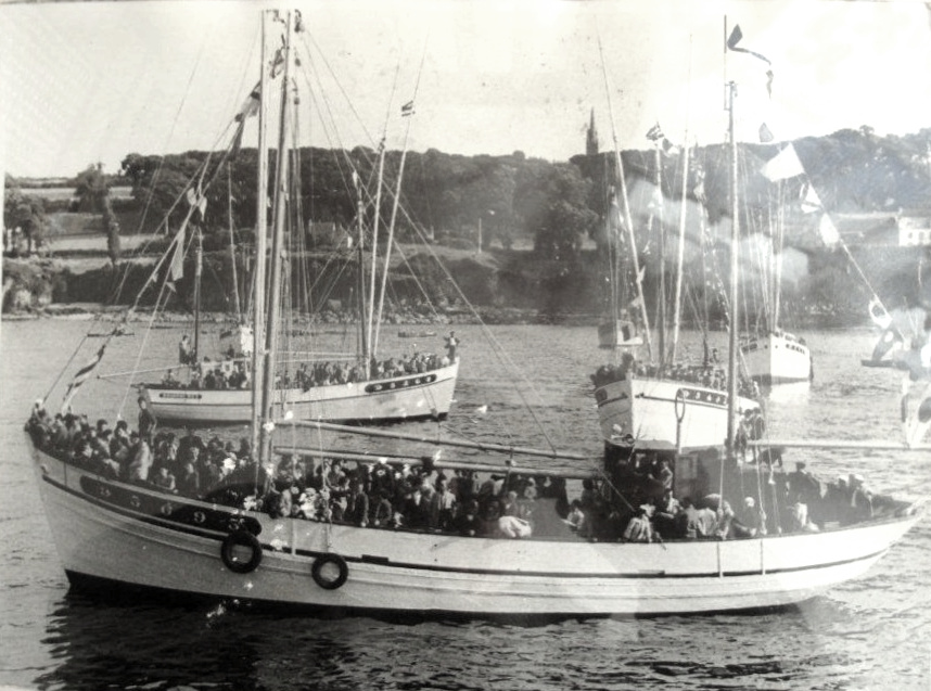 Source : Collection personnelle de Jacques Ralec.La Vagabonde, à la bénédiction de la mer de 1951, à Douarnenez.