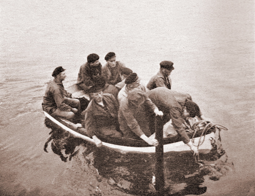 Source : collection personnelle de Jean-Yves Le Bot, transmise par J.J. Le Lons. Les 10 hommes d'équipage de la pinasse Marie-Joseph regagnent le quai, à Tréboul.