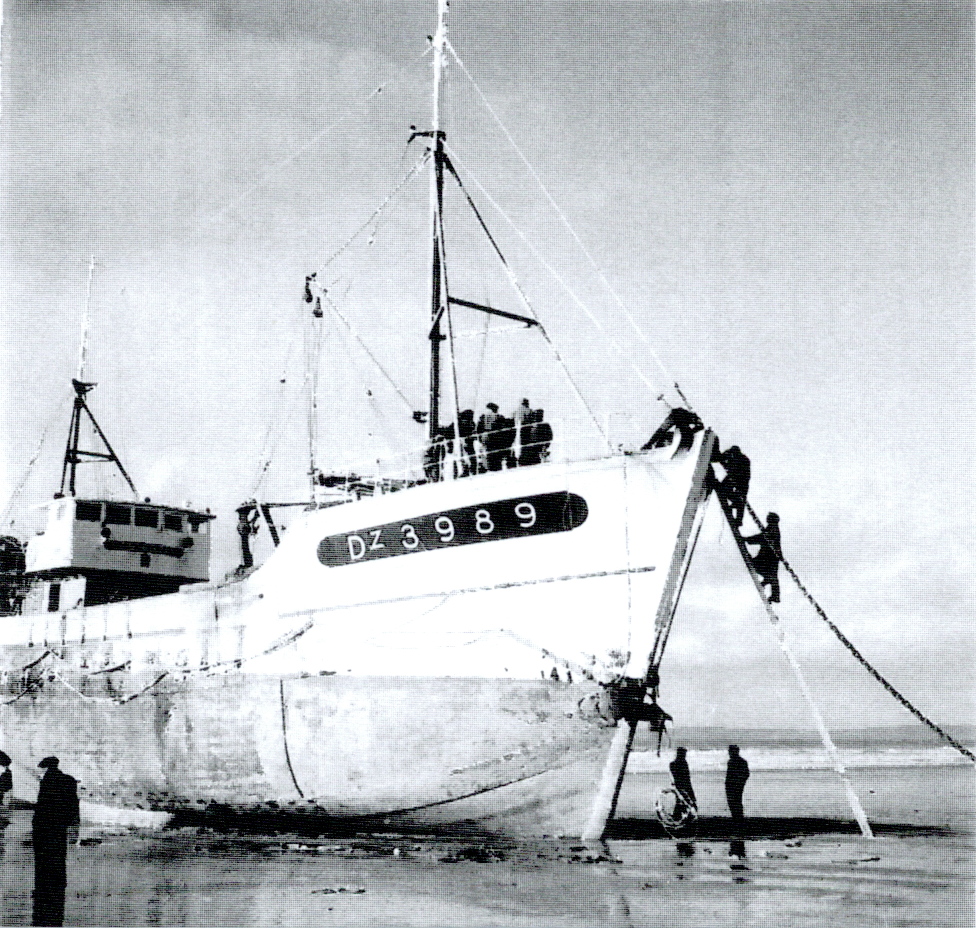Source : Collection personnelle de Marcel Kernaléguen.Retour de campagne, l'Astarté s'est échoué sur la plage de Kervel, le 19 novembre 1963.