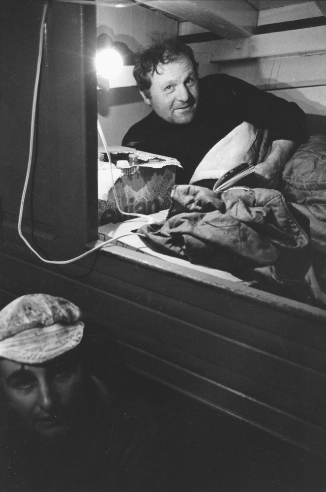 Source : Collection personnelle d'Henri Olivier. Photo de Michel Thersiquel : Dans le poste avant, Henri Olivier dans sa couchette. En bas, à gauche : Bernard Hascoët.