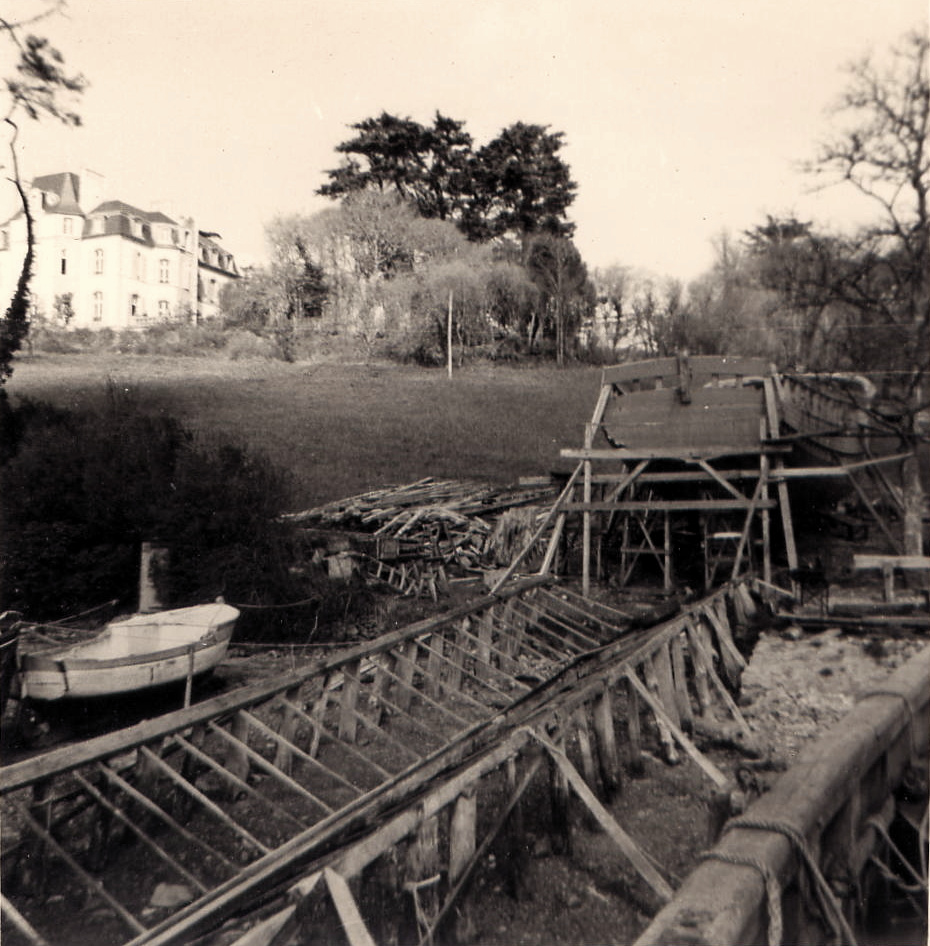 Source : Collection personnelle de Jean Luc Moullec. La construction du Kurun au chantier Kersaudy - Gourlaouen de Plouhinec : vue d’ensemble.