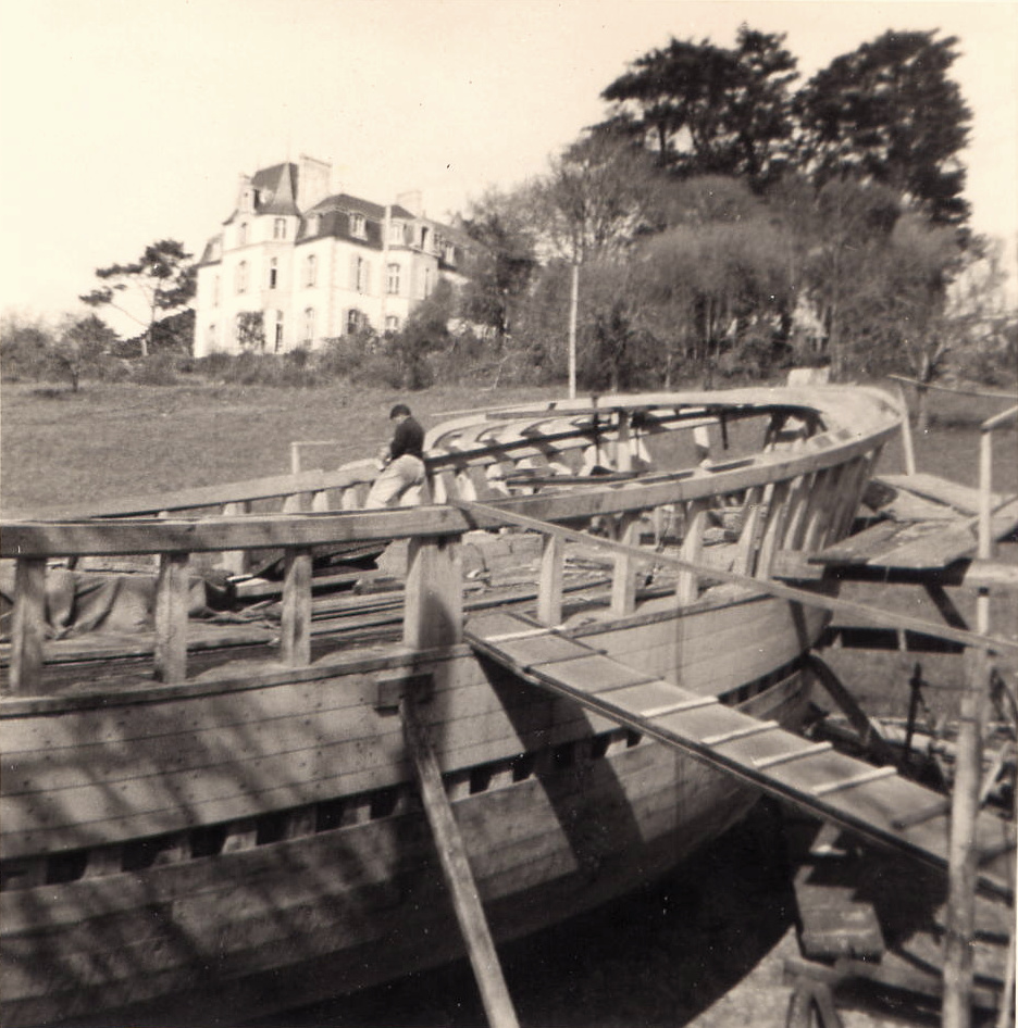 Source : Collection personnelle de Jean Luc Moullec. La construction du Kurun au chantier Kersaudy - Gourlaouen de Plouhinec : le bateau.