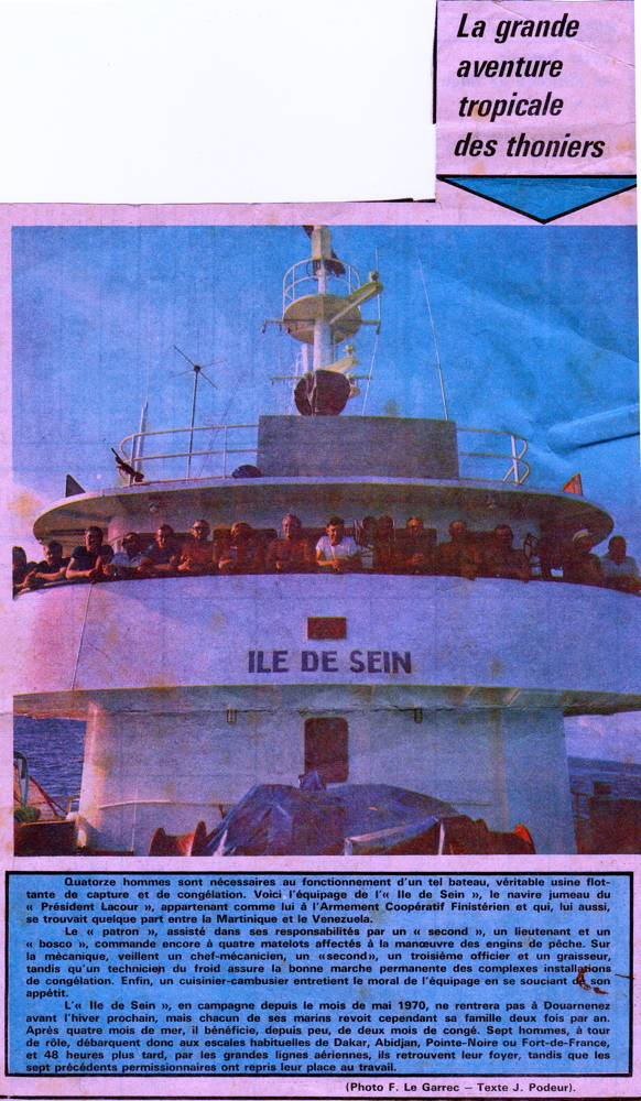 Source : Collection famille Sévéléder.Extrait du Télégramme de Brest : l'équipage devant la passerelle (juin 1972).