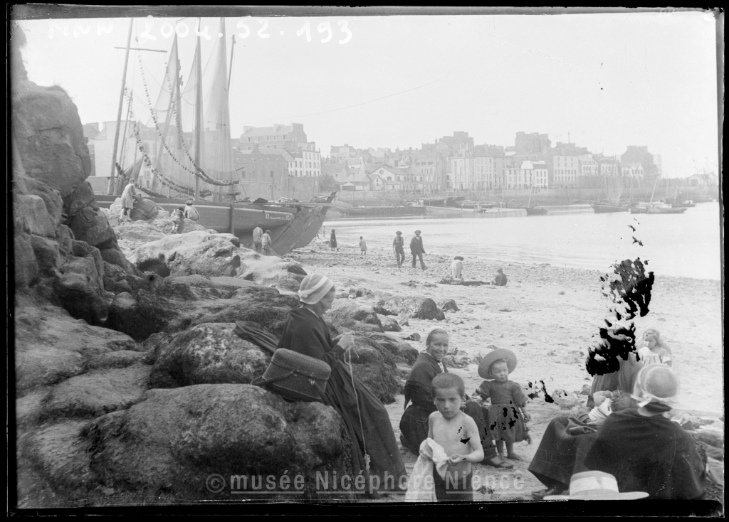 Source : Musée Nicéphore Niépce - Photo de Robert Demachy - A gauche, la chaloupe "Blanche et Marie", D 1099 - Avant 1911